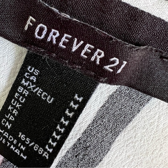 Forever 21 Black & White Striped Short Sleeve Button Down Cropped Blouse Top M - Picture 3 of 3